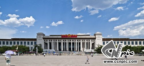 北京地区共有各类博物馆上千家，所含博物馆种类包括历史艺术、自然科学、民族宗教等多种门类.一座博物馆就是一部物化的历史，人们通过文物与历史对话，穿过时空的阻隔，俯瞰历史的进程。现代博物馆的功能包含了搜集、保存、修护、研究、展览、教育、娱乐七项。博物馆在&